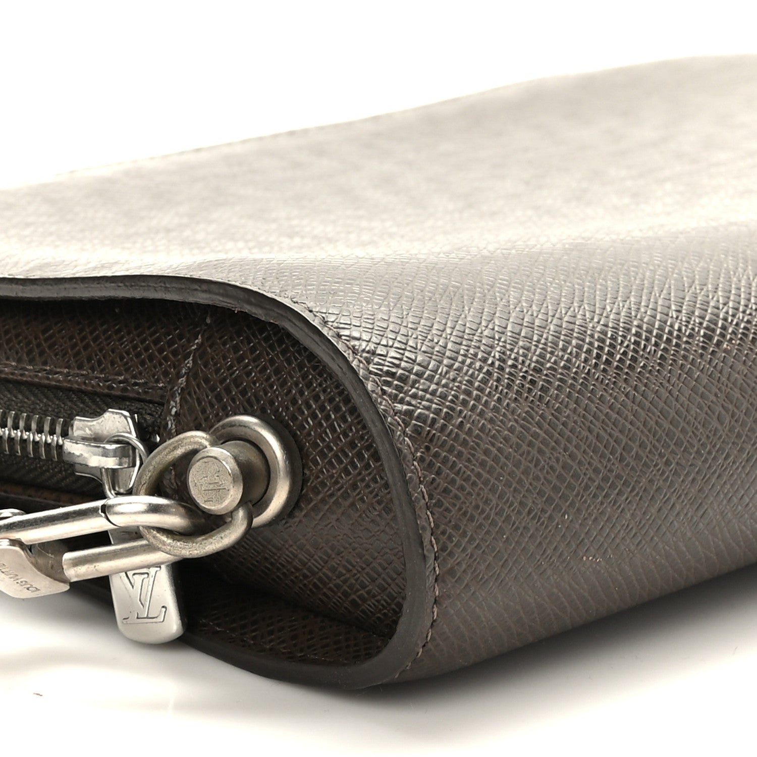 Louis Vuitton Taiga Baikal Pochette Grizzli 7 of 8