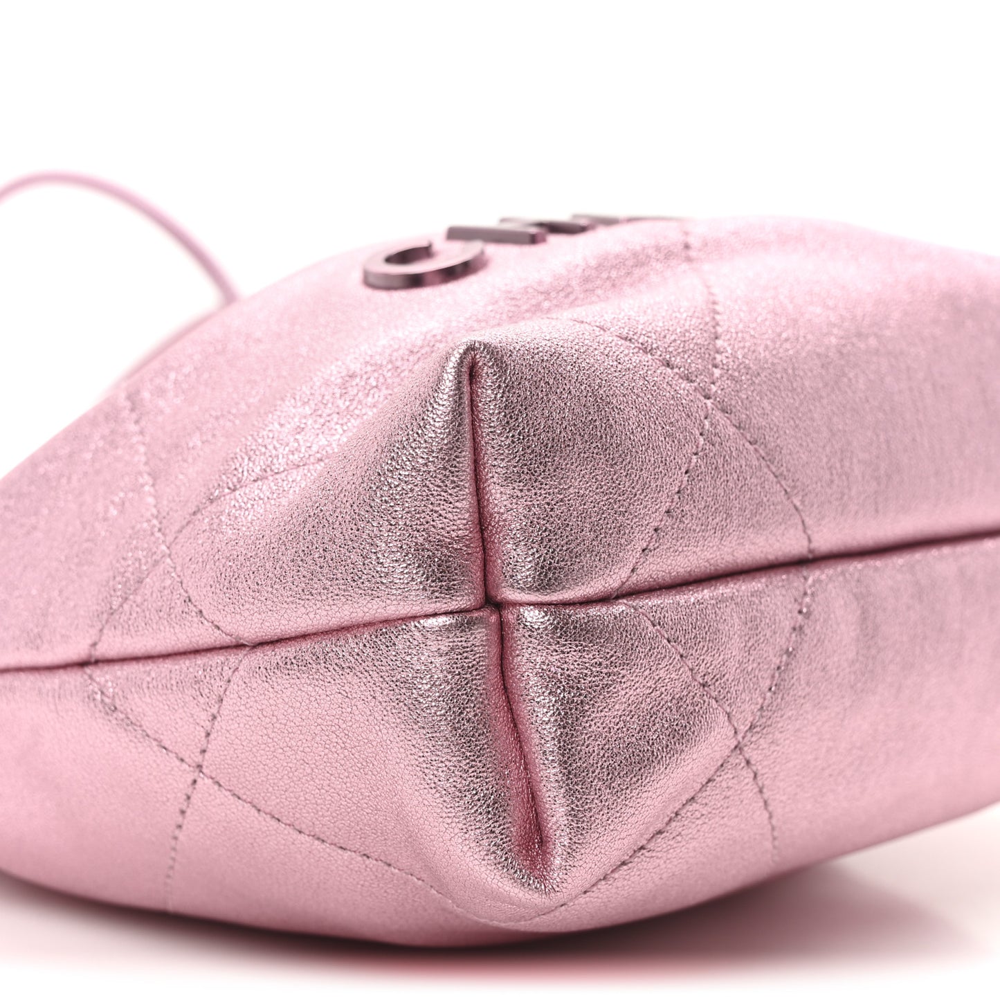 Metallic Lambskin Lacquered Monochrome Quilted Mini Chanel 22 Pink