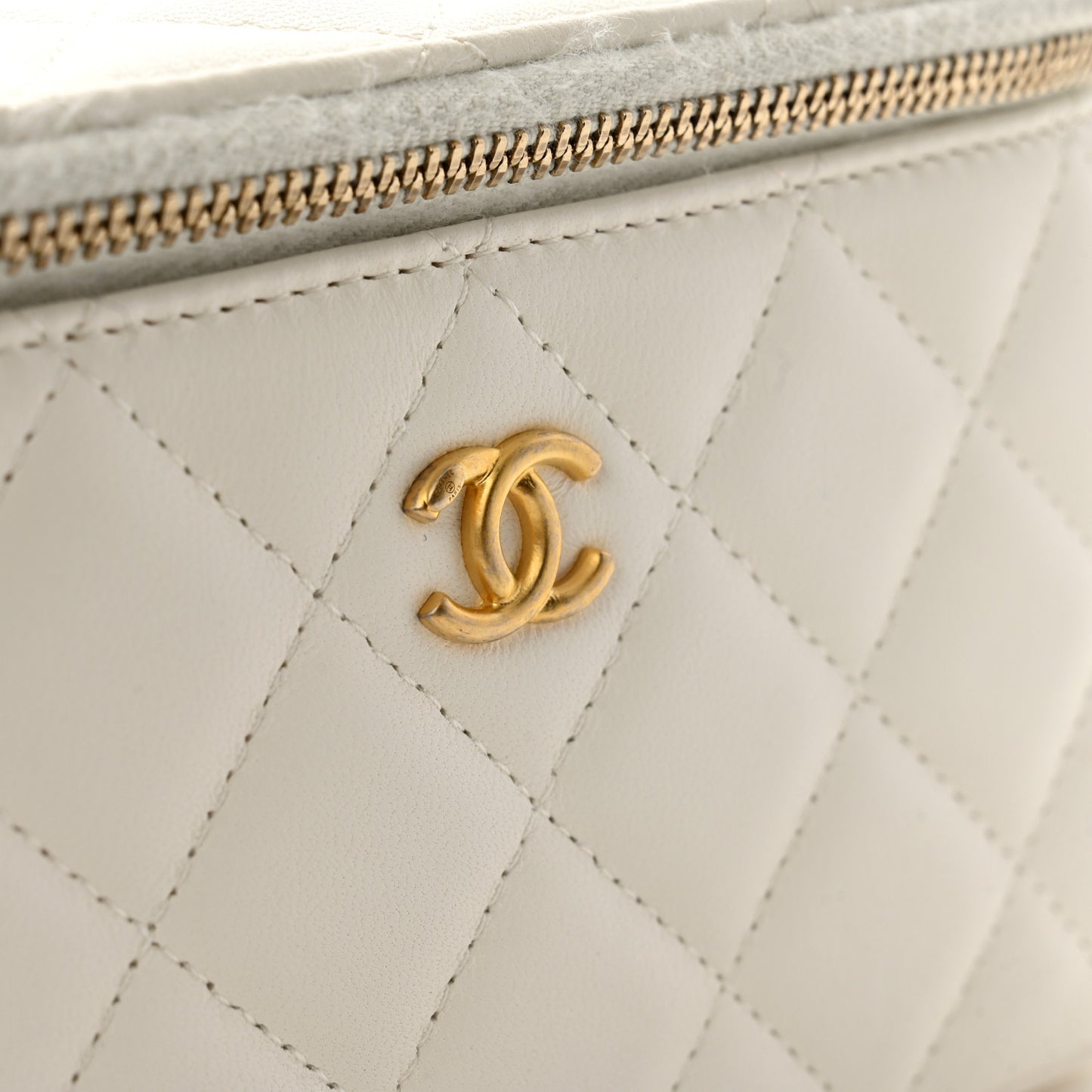 Lambskin Quilted Pearl Crush Small Vanity Case With Chain White