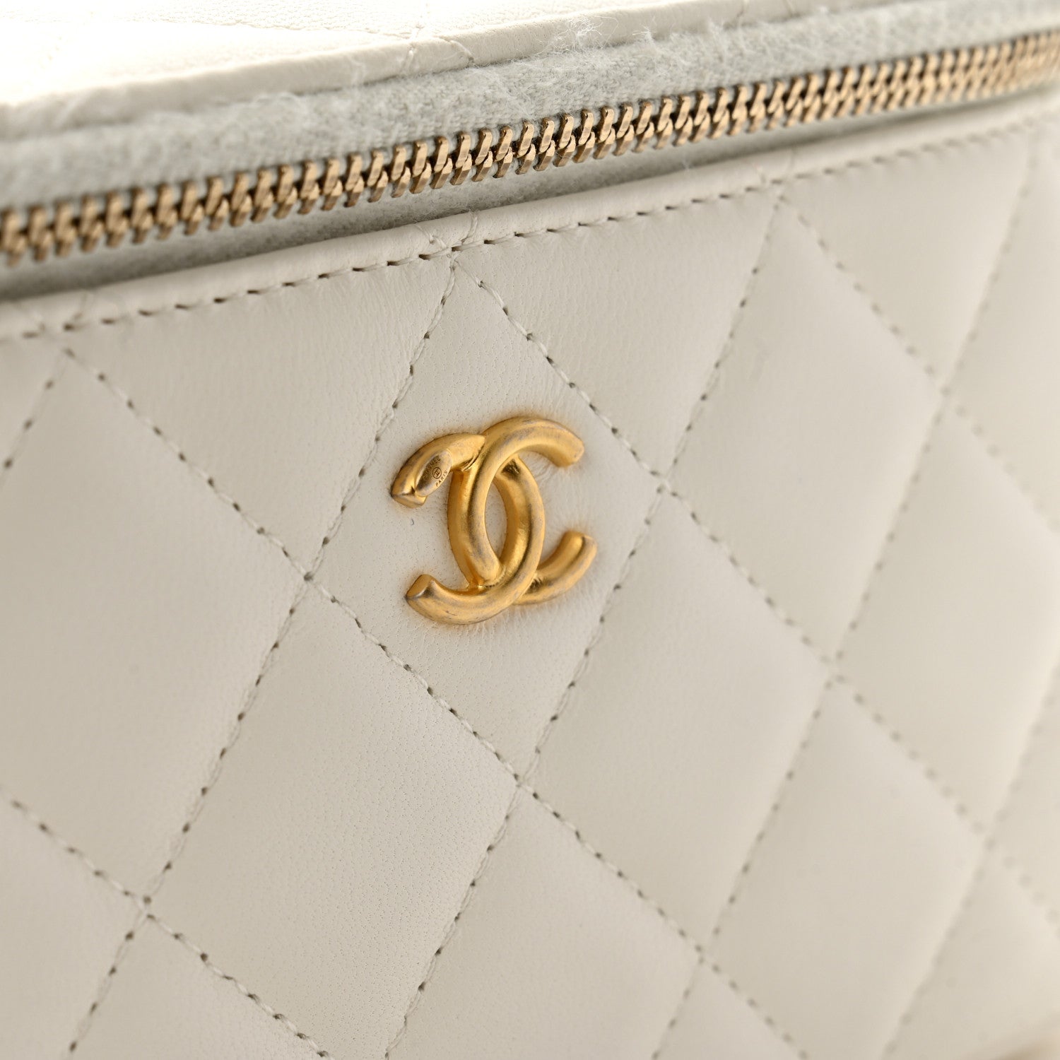 Chanel Lambskin Quilted Pearl Crush Small Vanity Case With Chain White 12 of 13