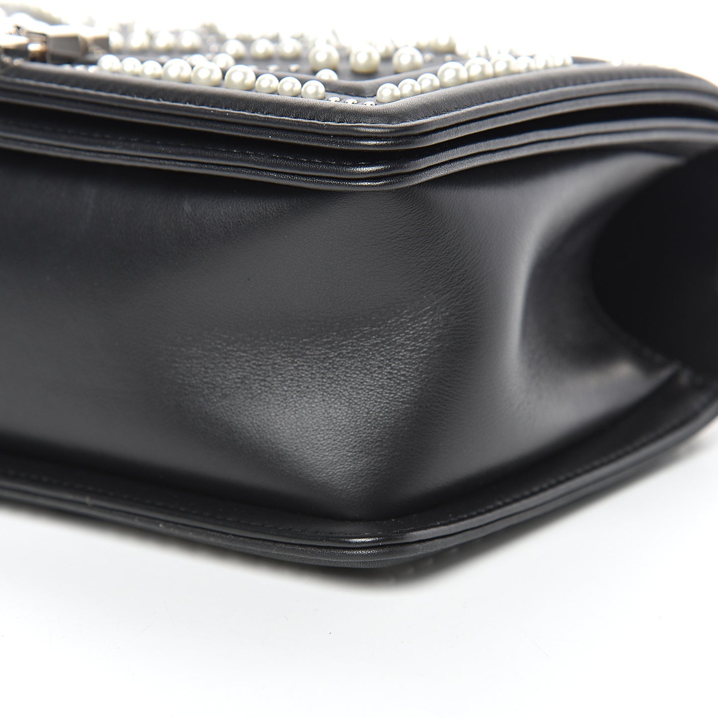 Calfskin Pearl Chevron Medium Boy Flap Black