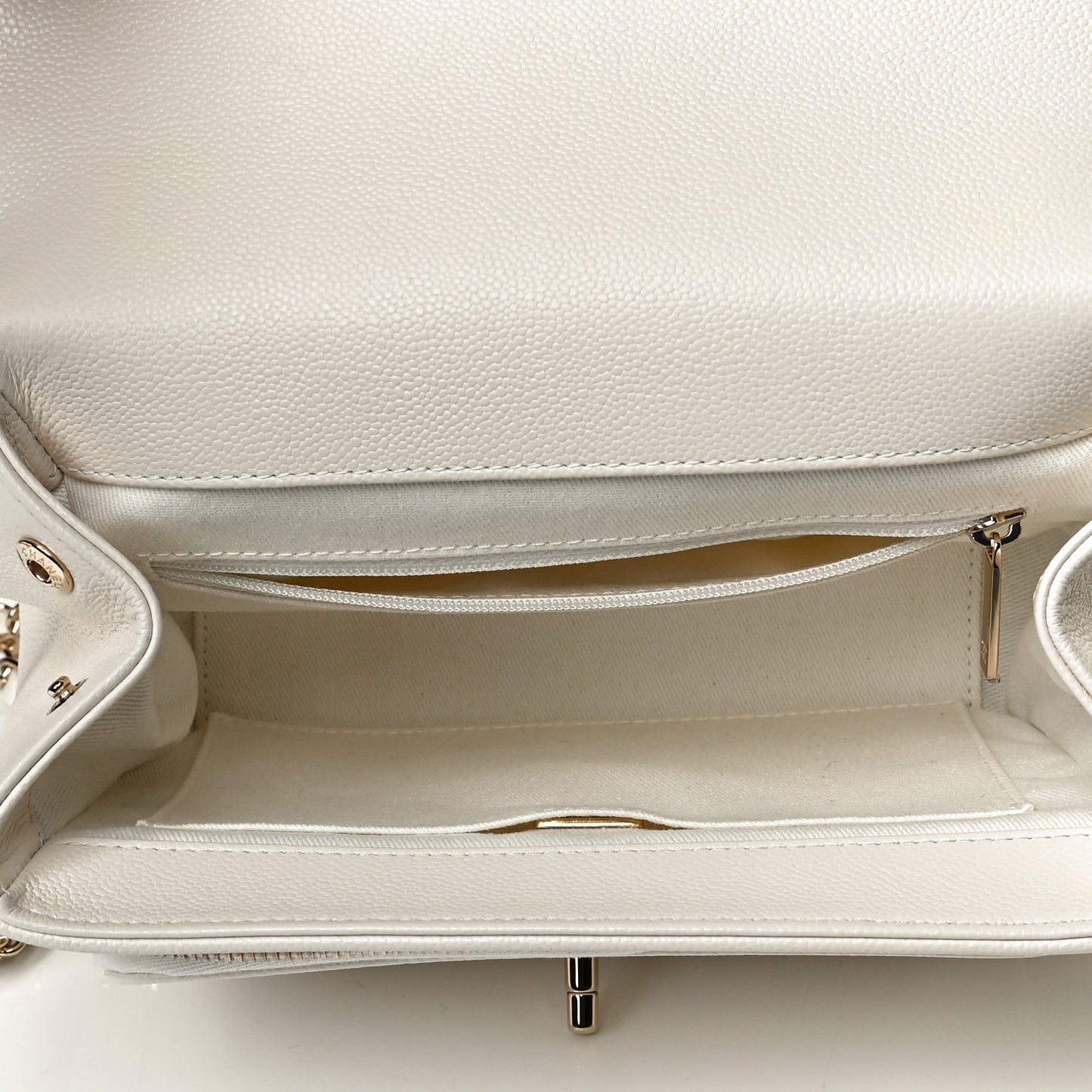 Caviar Quilted Medium Business Affinity Flap White