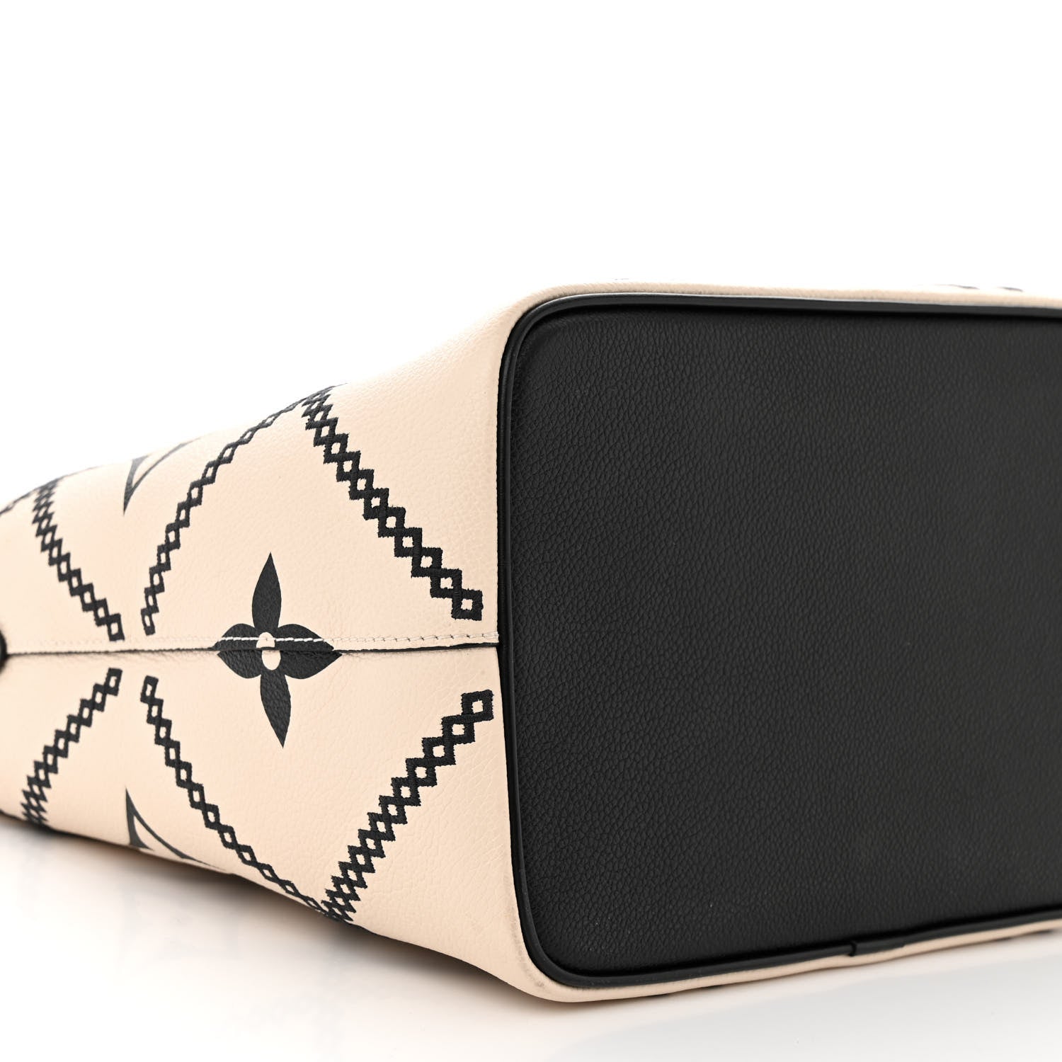 Louis Vuitton Empreinte Monogram Giant Broderies Neonoe MM Cream Black 8 of 9