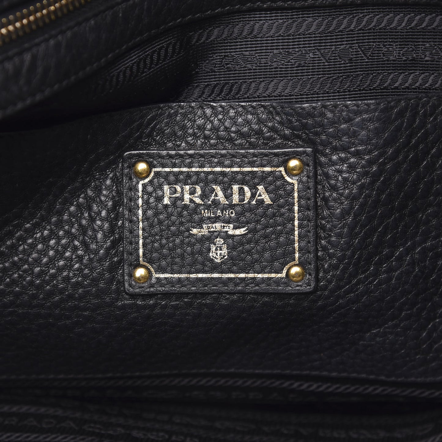 Vitello Daino Side Zip Tote Black