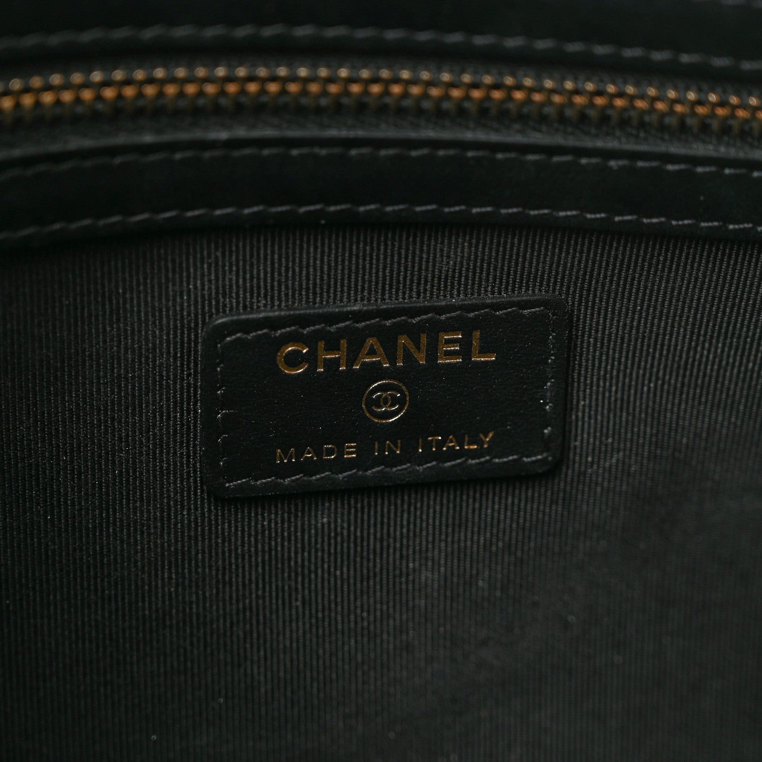 Chanel Calfskin Crocodile Embossed Graffiti 2.55 Medium Cocodile Reissue Cosmetic Case Black Gold 6 of 7