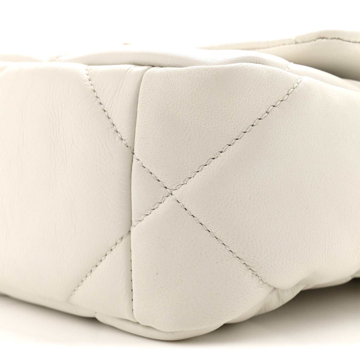 CHANEL ポーチホワイト Chanel Goatskin Quilted Medium Chanel 19 Flap White 1881311