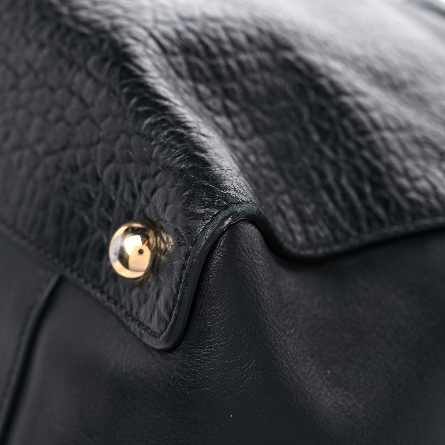 Signature Grain Calfskin Medium Tote Black