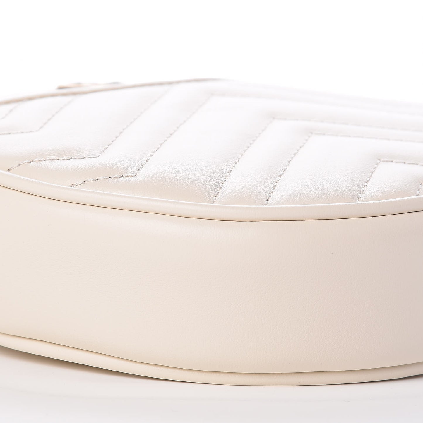 Calfskin Matelasse GG Marmont Round Wrist Wallet Mystic White