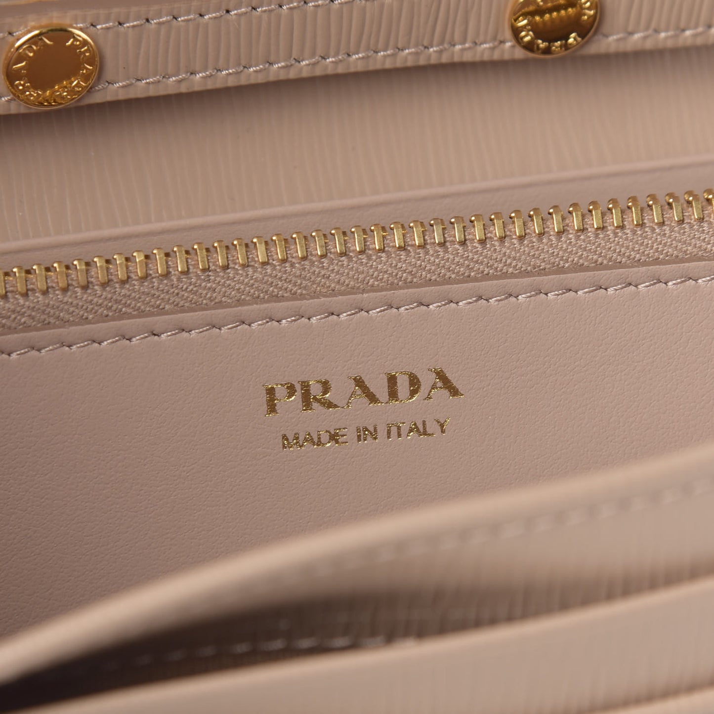 Vitello Move Metal Oro Chain Wallet Cipria