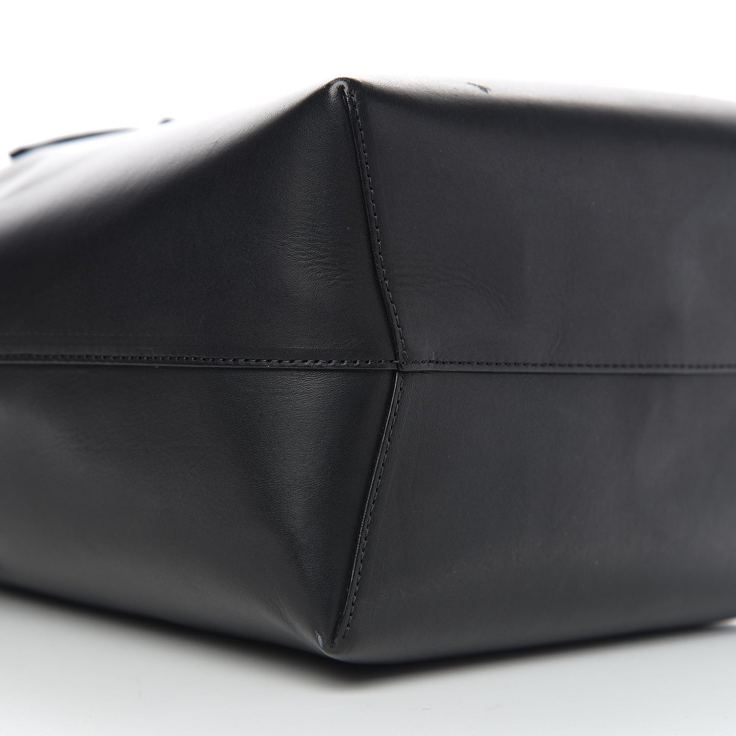 Vegetable Tanned Calfskin Bucket Bag Black Flamma