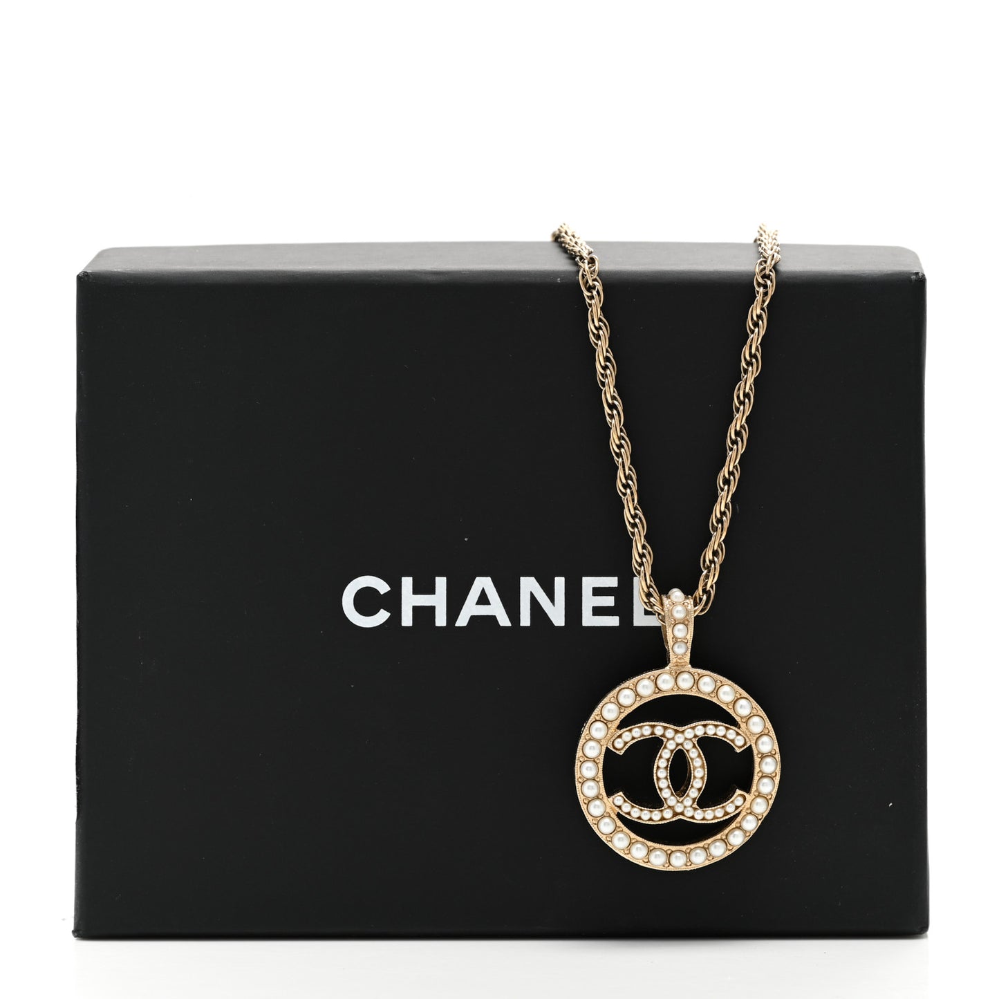 Pearl CC Round Pendant Necklace Gold