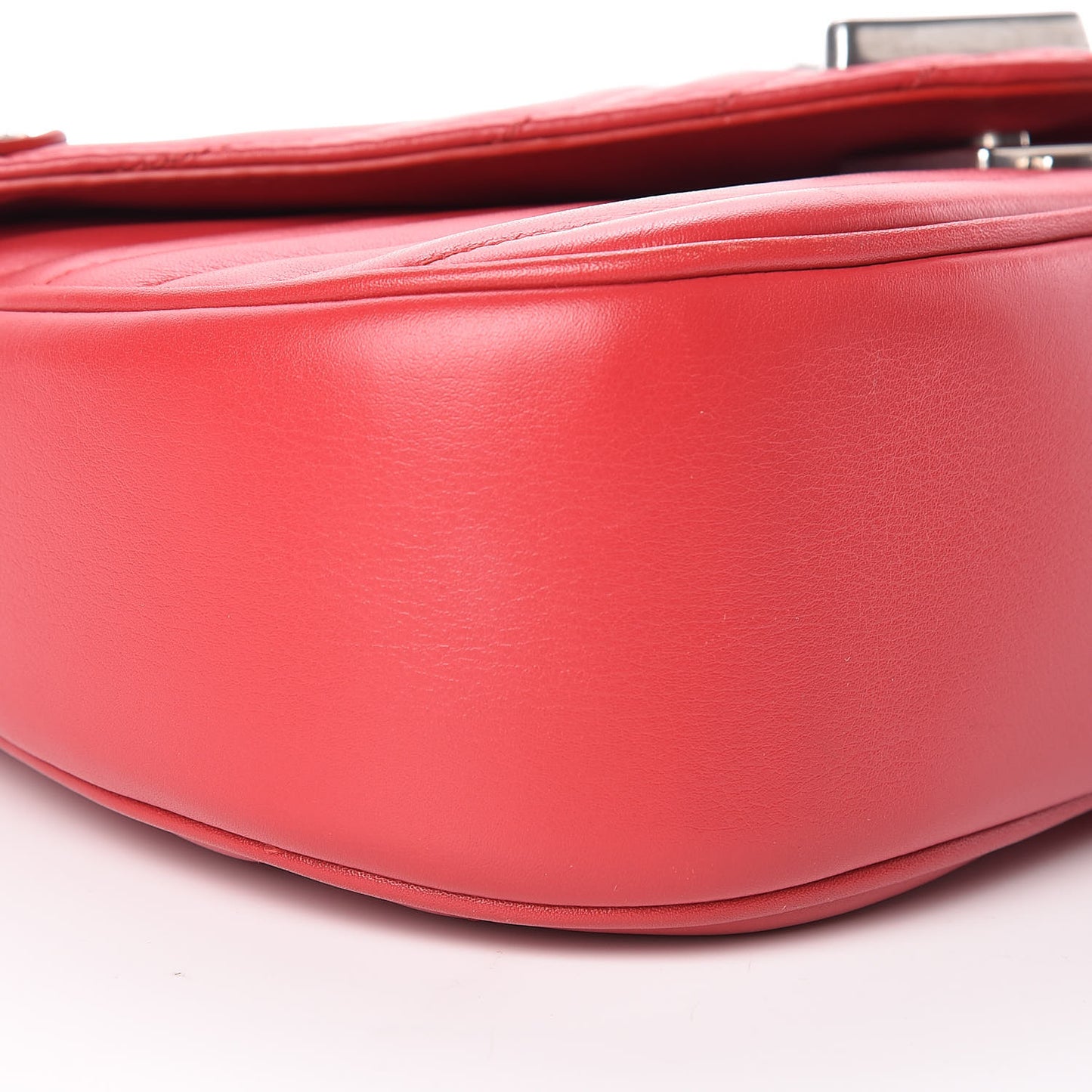 Calfskin New Wave Chain MM Ecarlate