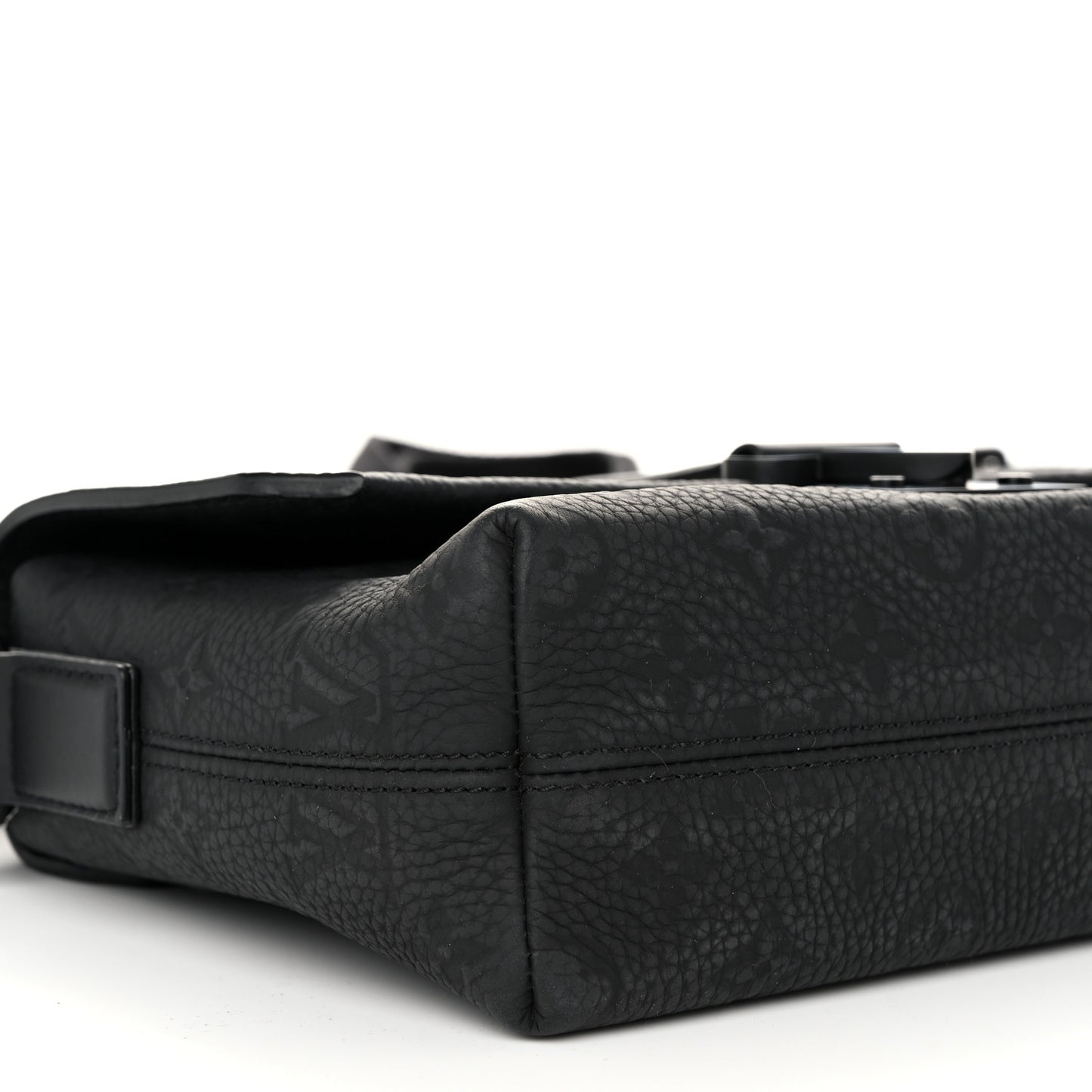 Taurillon Monogram S-Cape Messenger Black