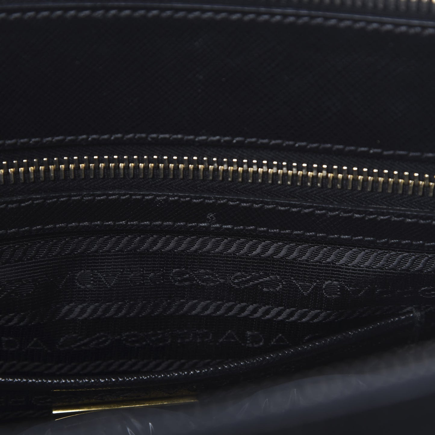 Saffiano Medium Galleria Double Zip Tote Black