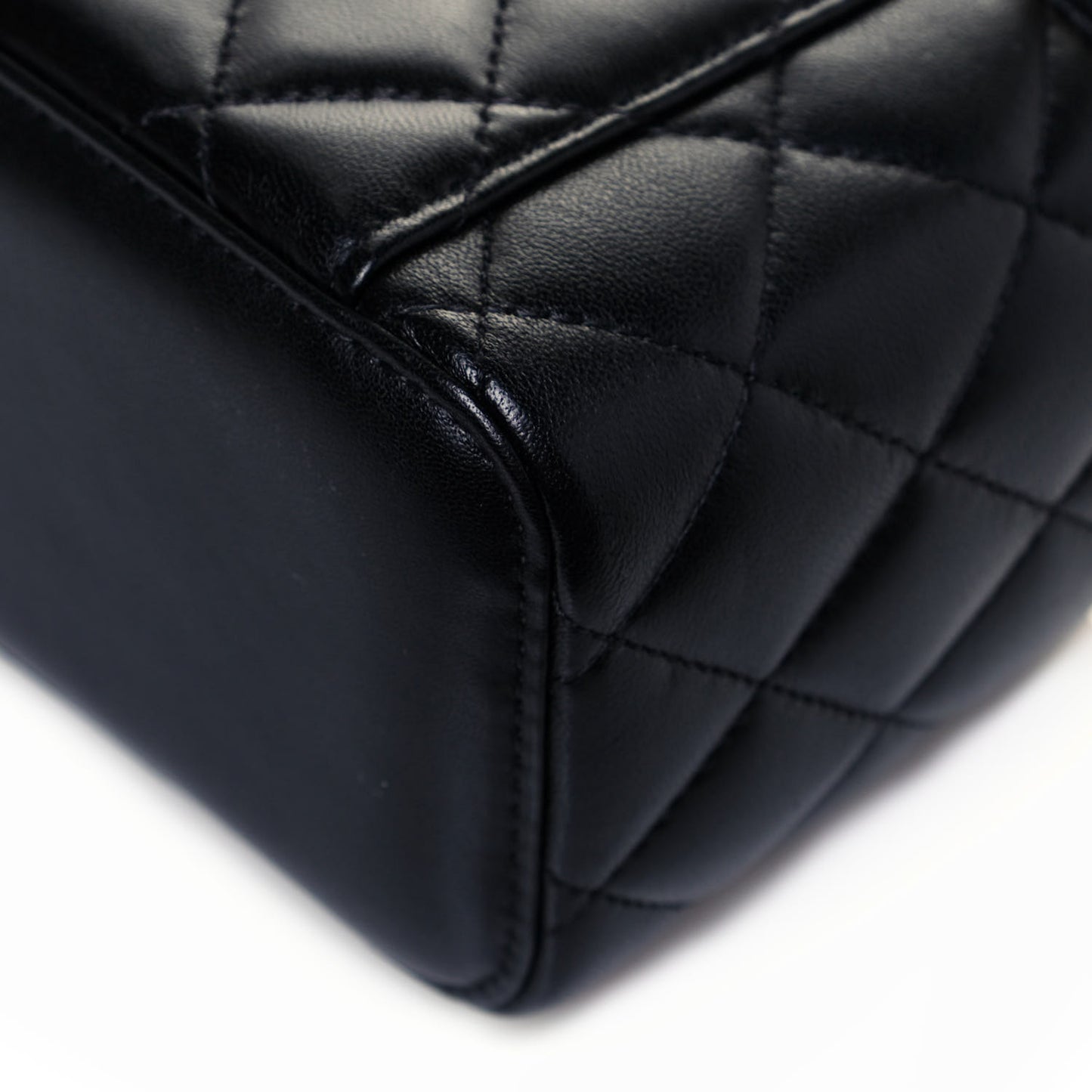 Lambskin Quilted Pearl Crush Small Vanity Case With Chain Black