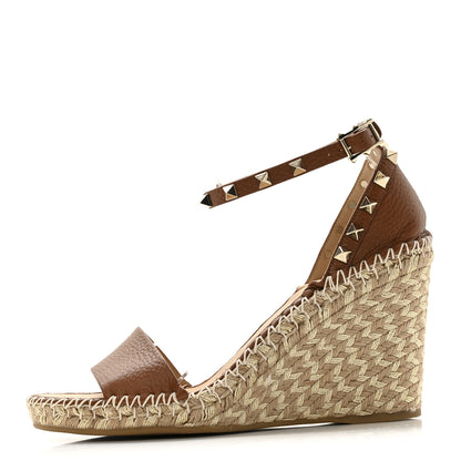 Valentino Garavani Grained Calfskin Rockstud Ankle Strap Espadrille 15/105mm Wedge Sandals 40 Cuoio Natural 1 of 10