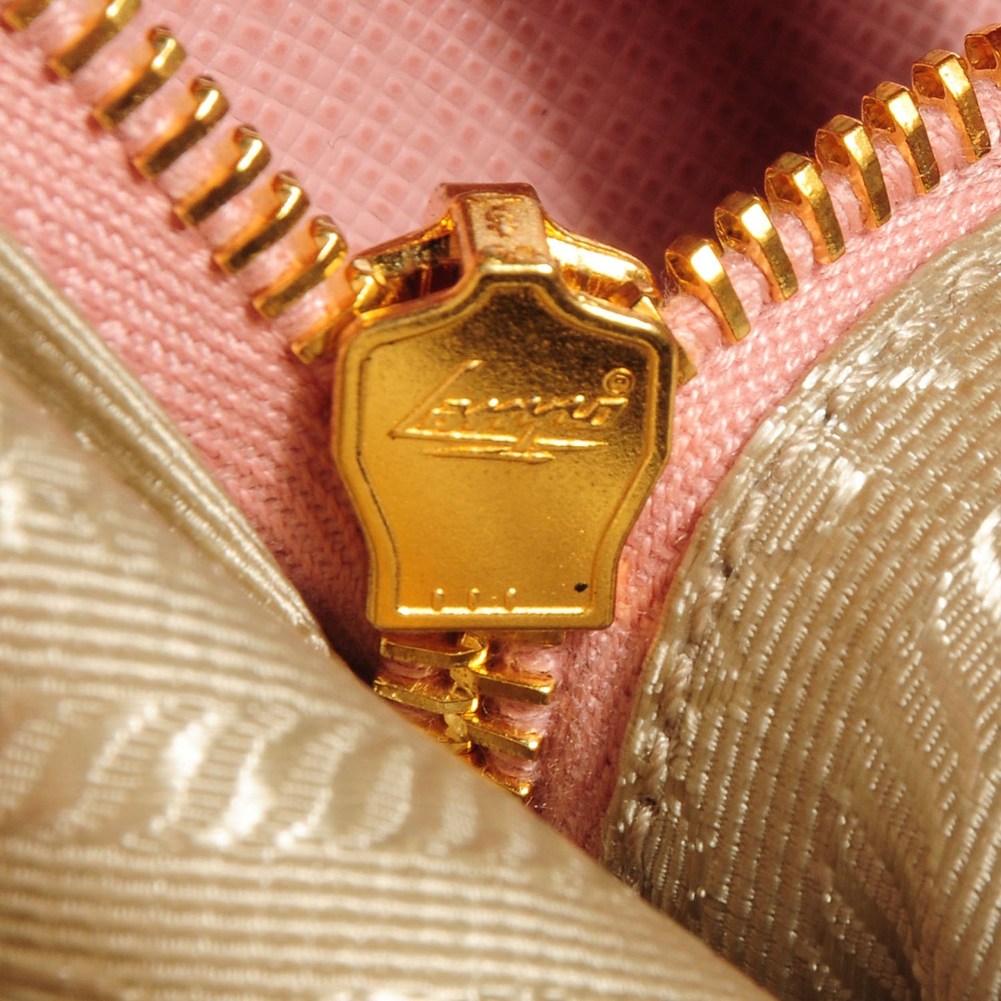 Saffiano Lux Medium Bi-Color Tote Orchidea Talco