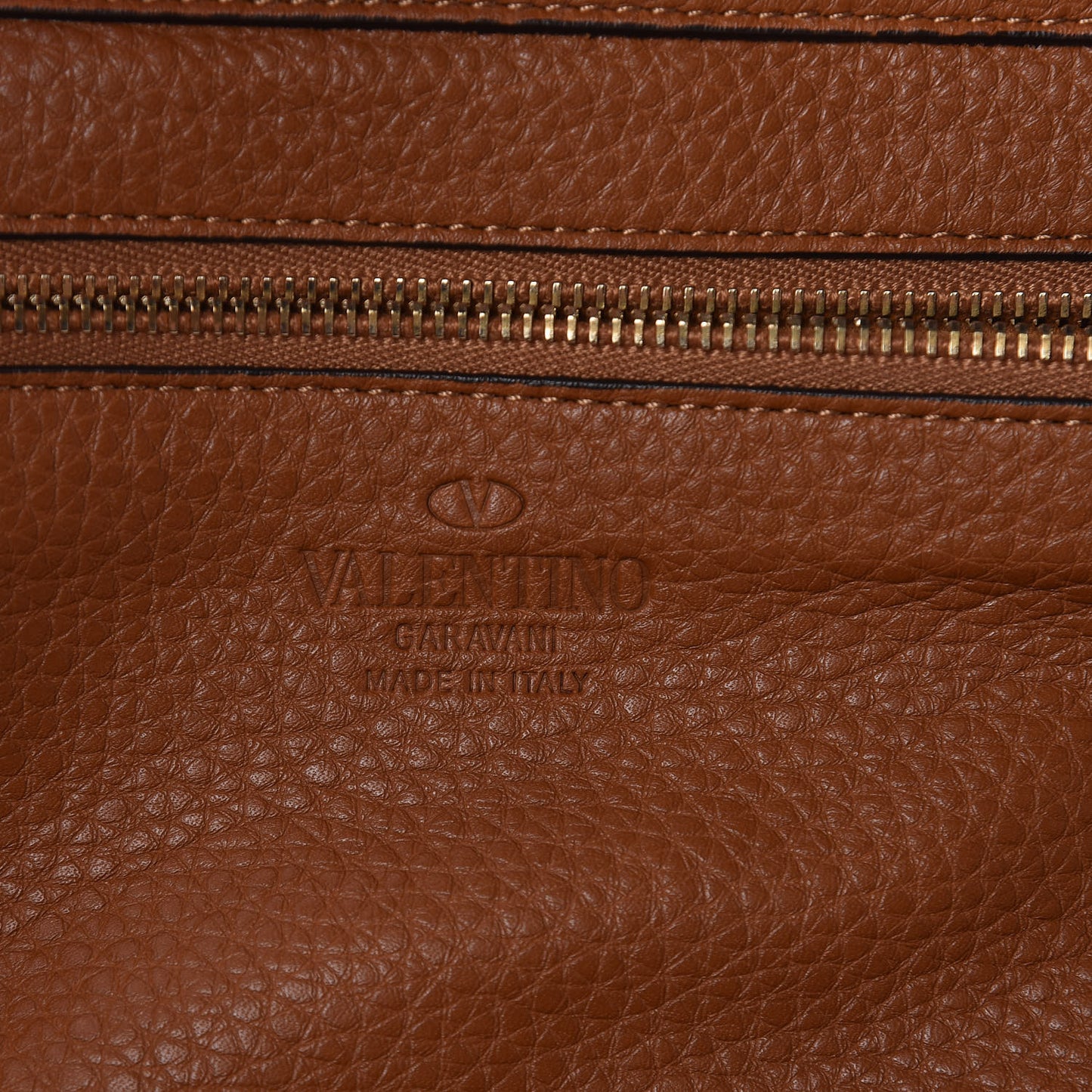 Pebbled Calfskin Medium Rockstud Tote Light Cuir