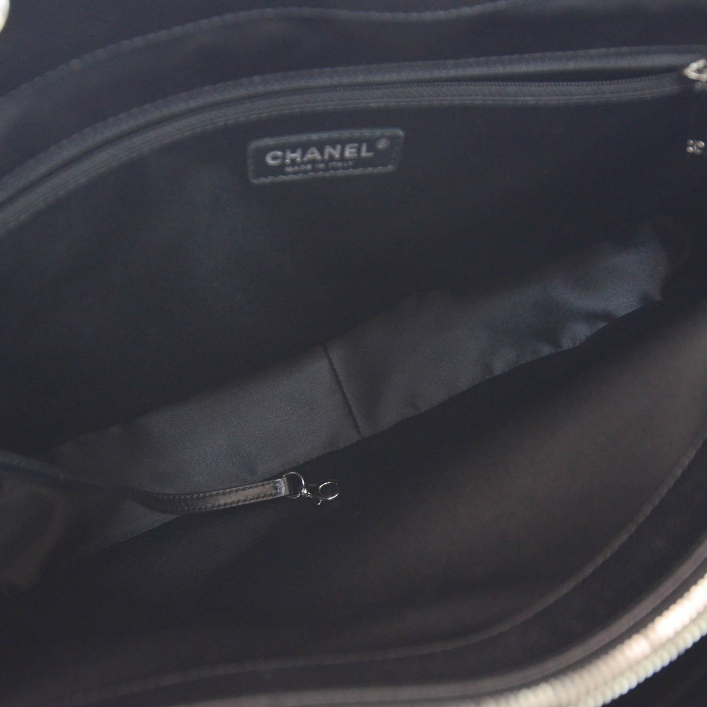 Caviar XL Grand Shopping Tote GST Black
