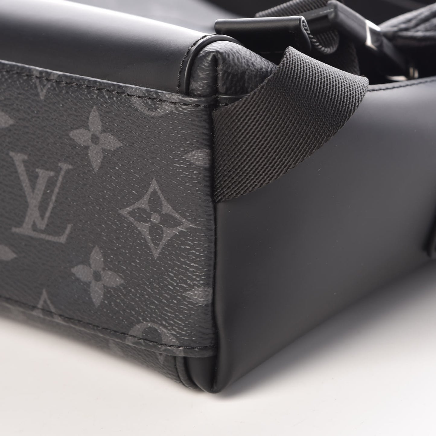 Monogram Eclipse Voyager PM Messenger