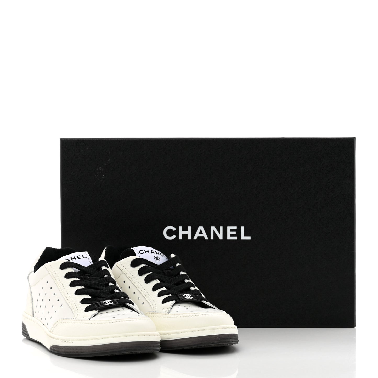 Grained Calfskin Fabric Womens Logo Sneakers 35 White Black