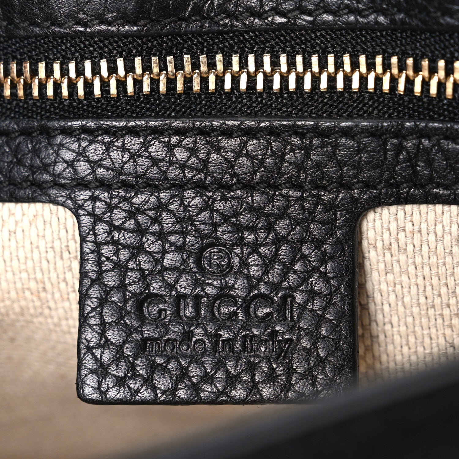 GUCCI レザーバッグ Gucci Pebbled Calfskin Medium Soho Flap Crossbody Black 1853474