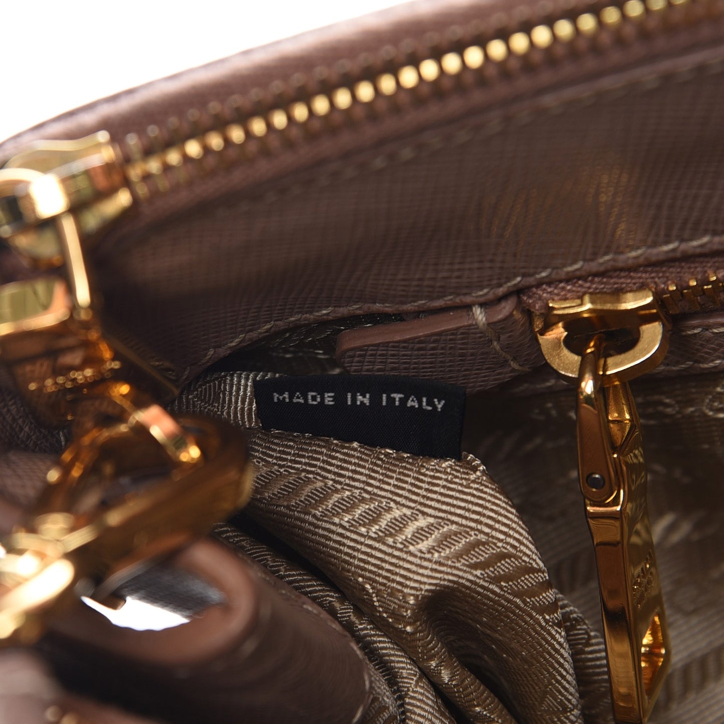 Saffiano Medium Galleria Double Zip Tote Cammeo