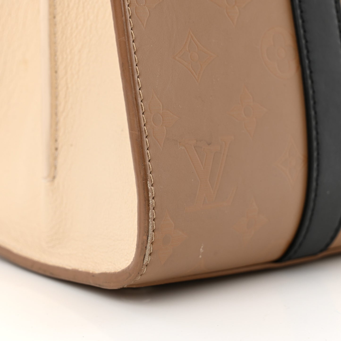 Monogram Cuir Plume Very Tote MM Sesame Creme