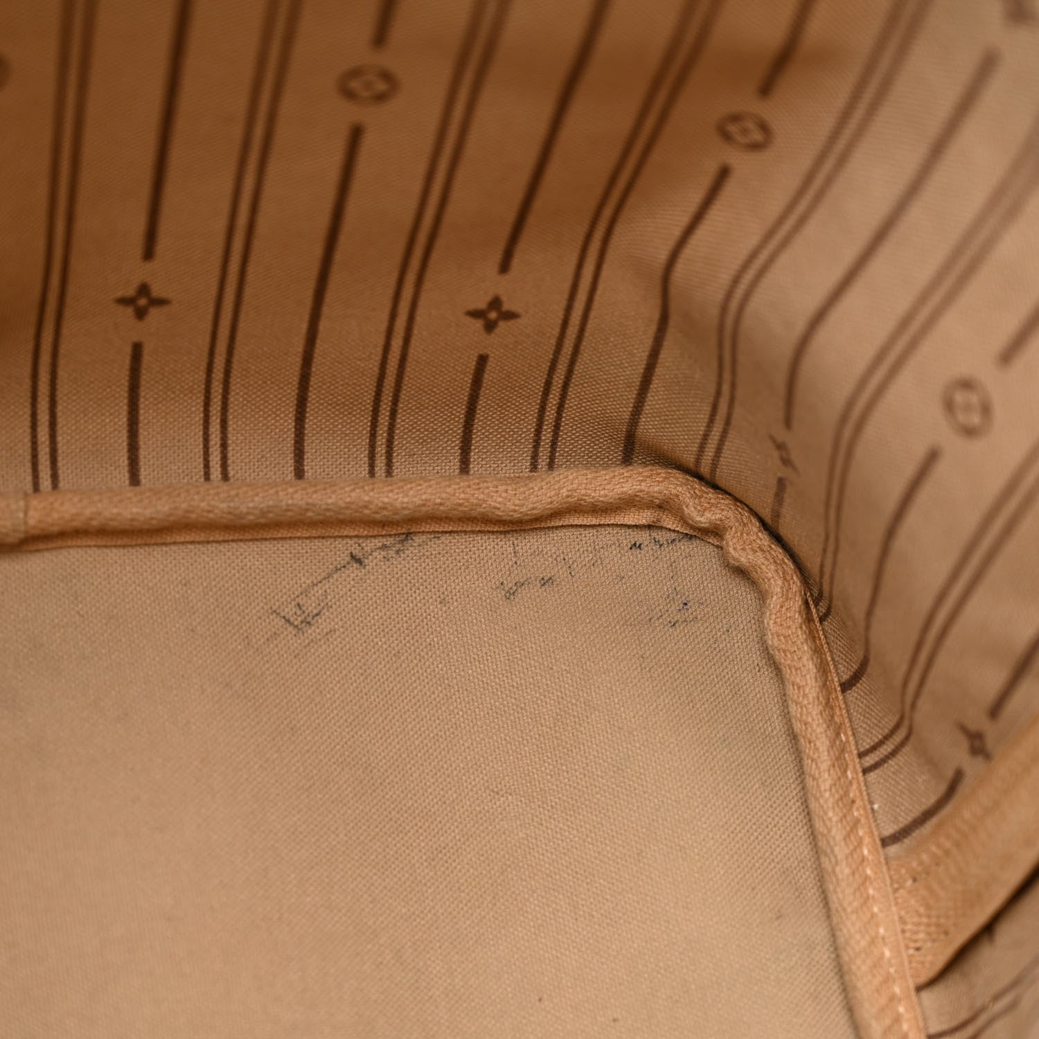 Louis Vuitton Monogram Neverfull MM 12 of 20