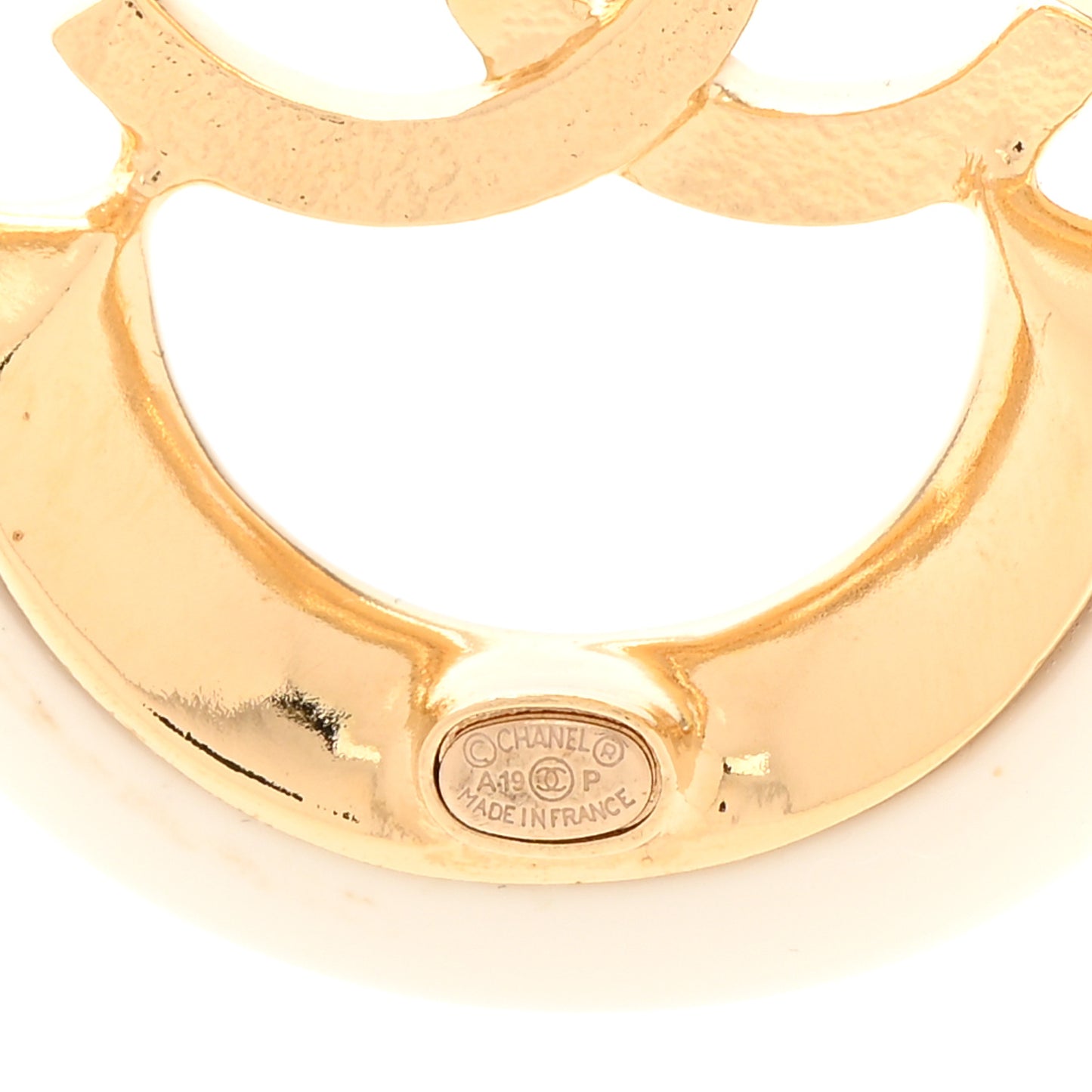 Resin CC Medallion Choker Chain Necklace Gold Ivory