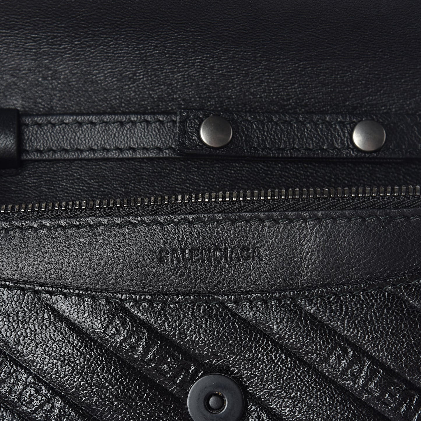 Shiny Goatskin Logo Embossed Monochrome BB Wallet On Chain Black