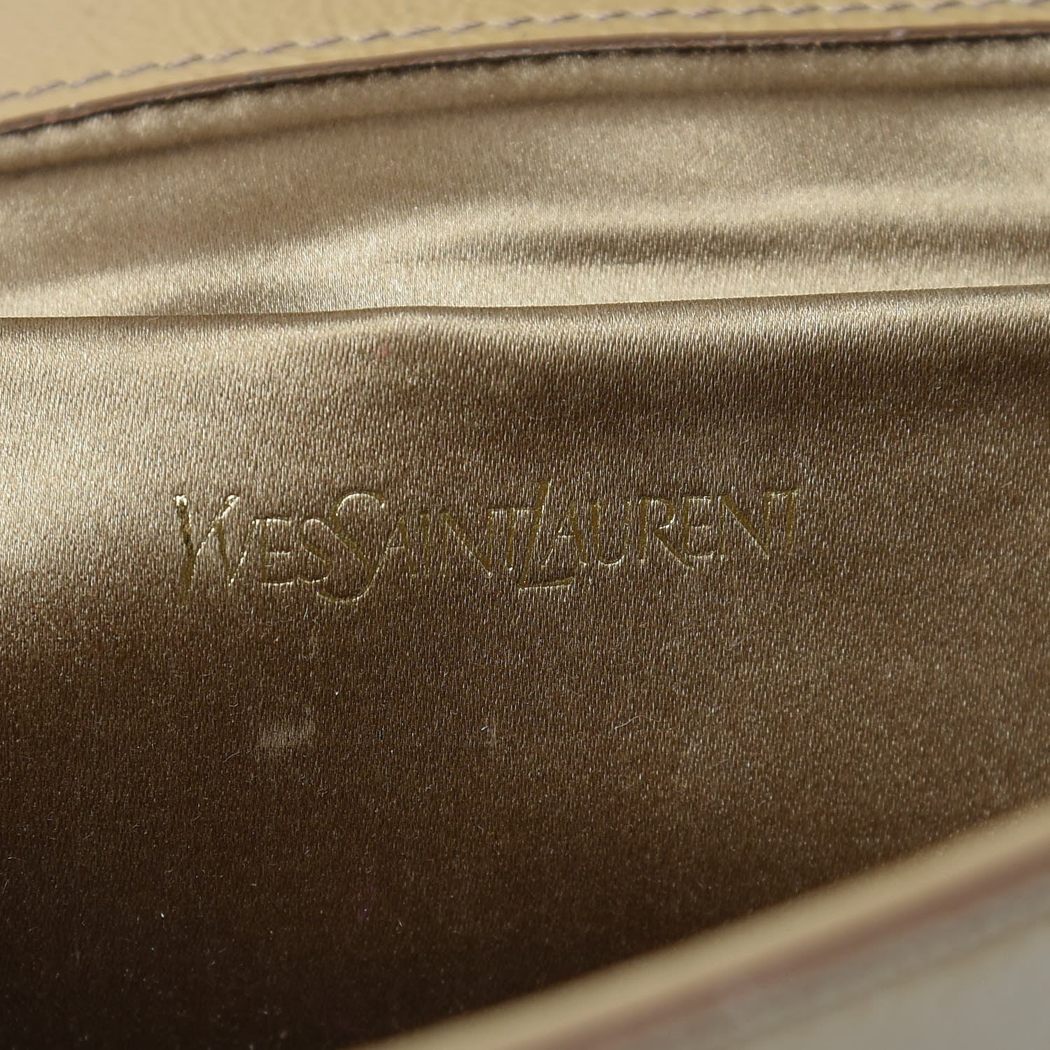 Saint Laurent Textured Patent Calfskin Monogram Large Belle De Jour Clutch Beige 6 of 15