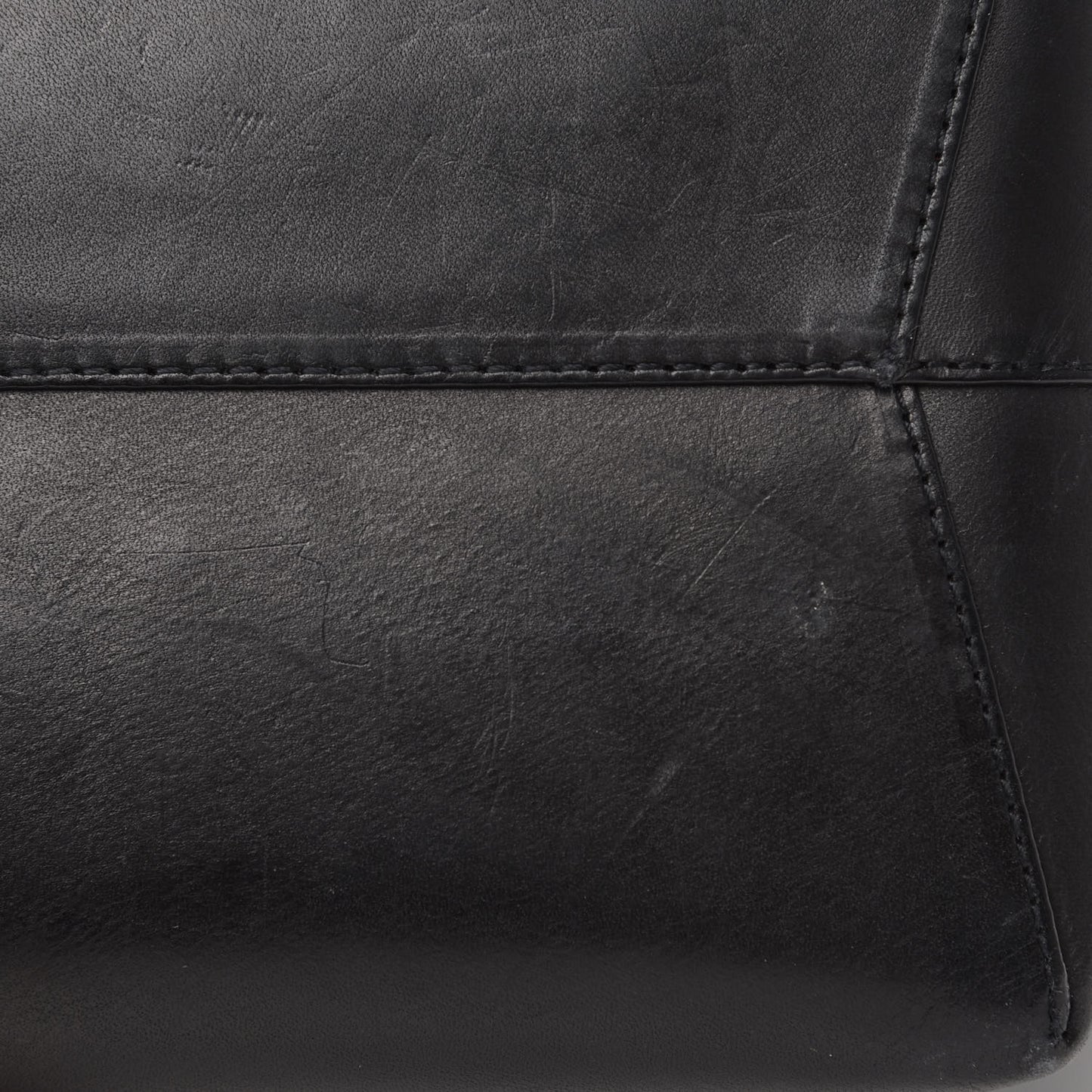 Vegetable Tanned Calfskin Bucket Bag Black Flamma