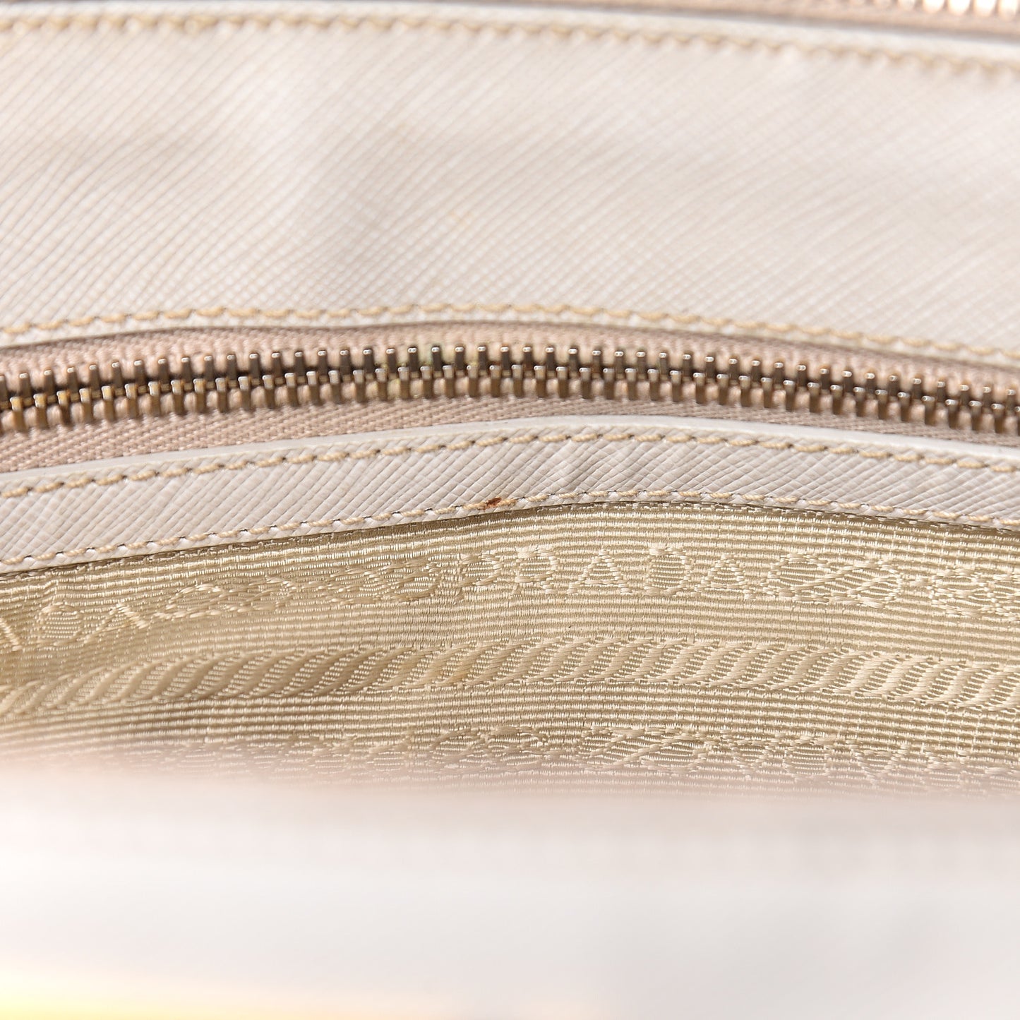 Saffiano Medium Galleria Double Zip Tote Talco