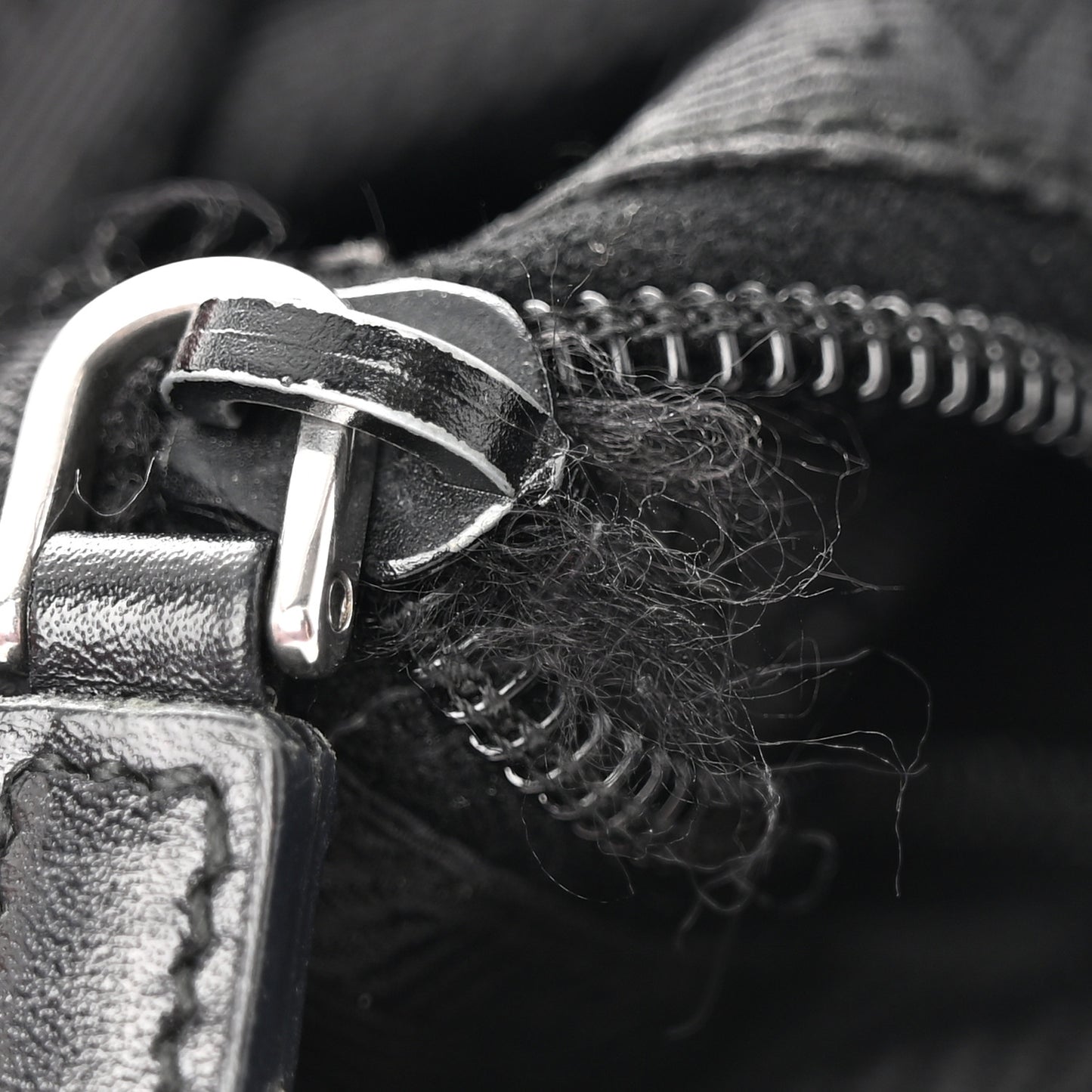 Nylon Vela Messenger Black