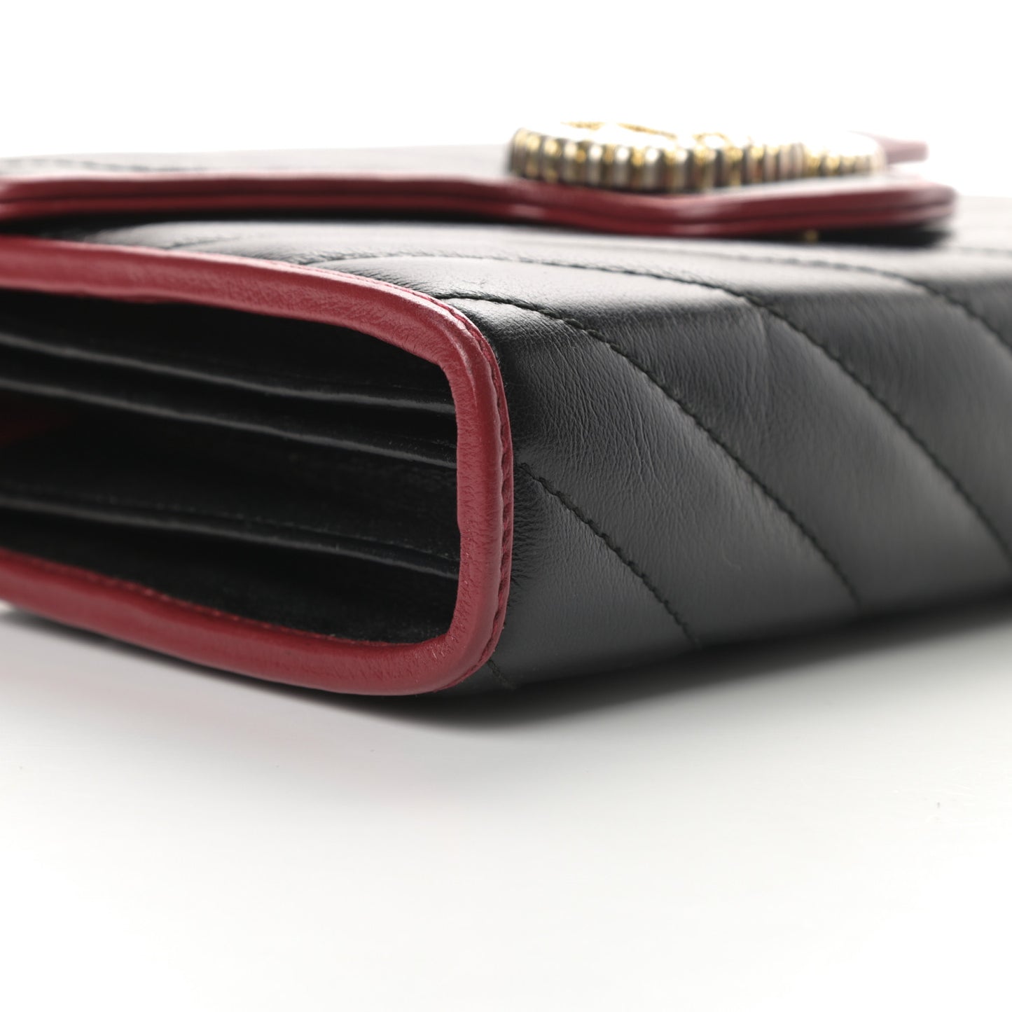 Vintage Effect Calfskin Matelasse Diagonal Torchon GG Marmont Chain Wallet Black Romantic Cherry