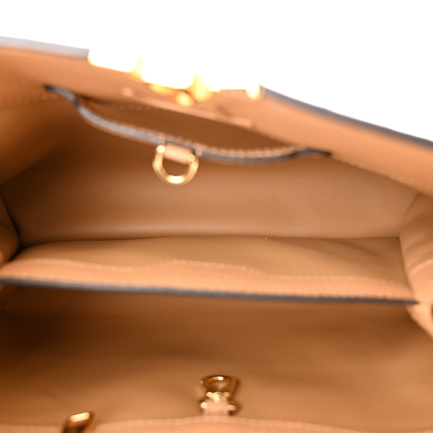 Louis Vuitton Taurillon Capucines MM Arizona 5 of 14