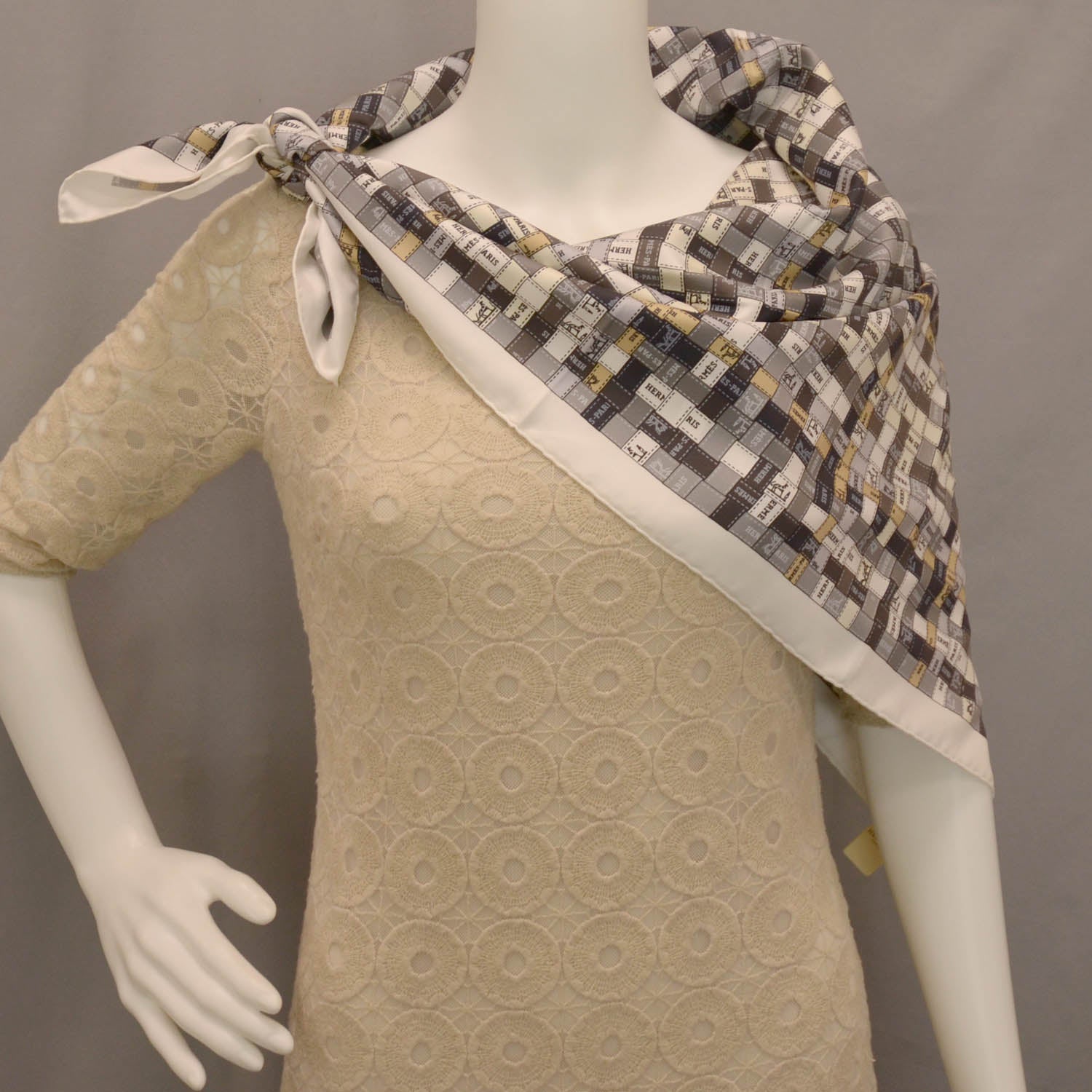 Hermes Silk Bolduc Au Carre Scarf 90 Blanc Gris 3 of 6