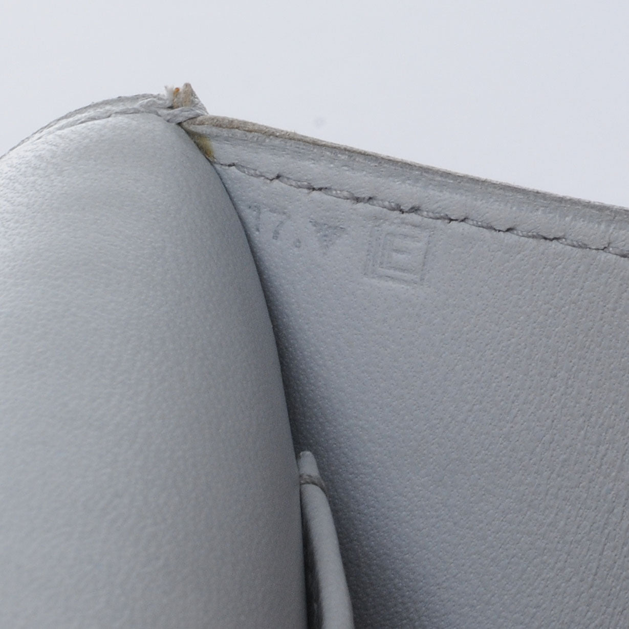 Box Leather Mini Constance Gris Pale