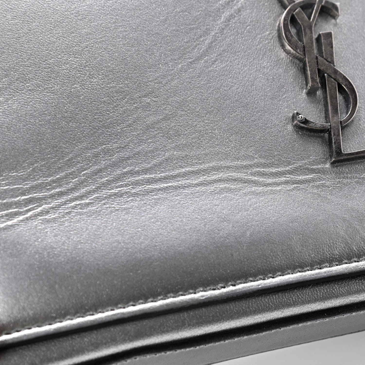 Saint Laurent Metallic Calfskin Monogram Chain Wallet Argento 9 of 10