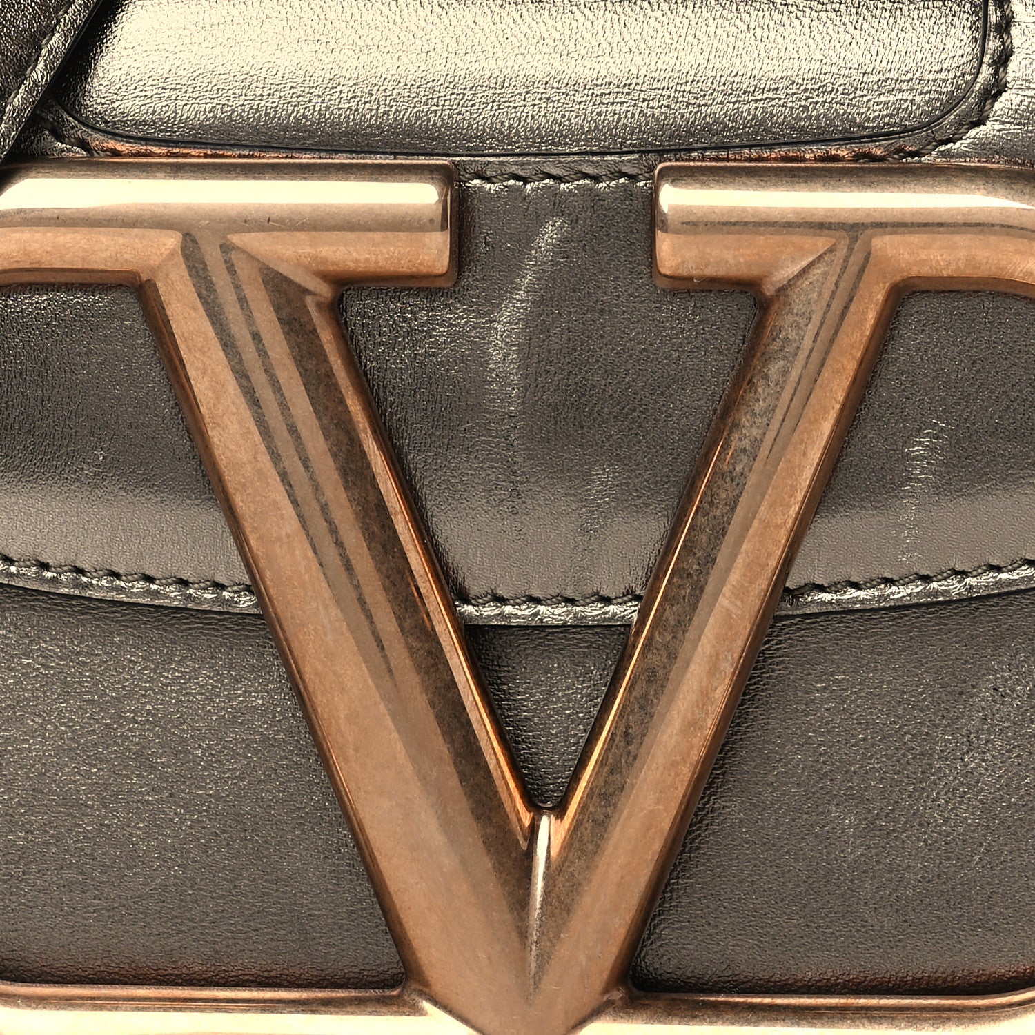 Valentino Garavani Metallic Nappa Small Supervee Crossbody Bag Silber 6 of 15