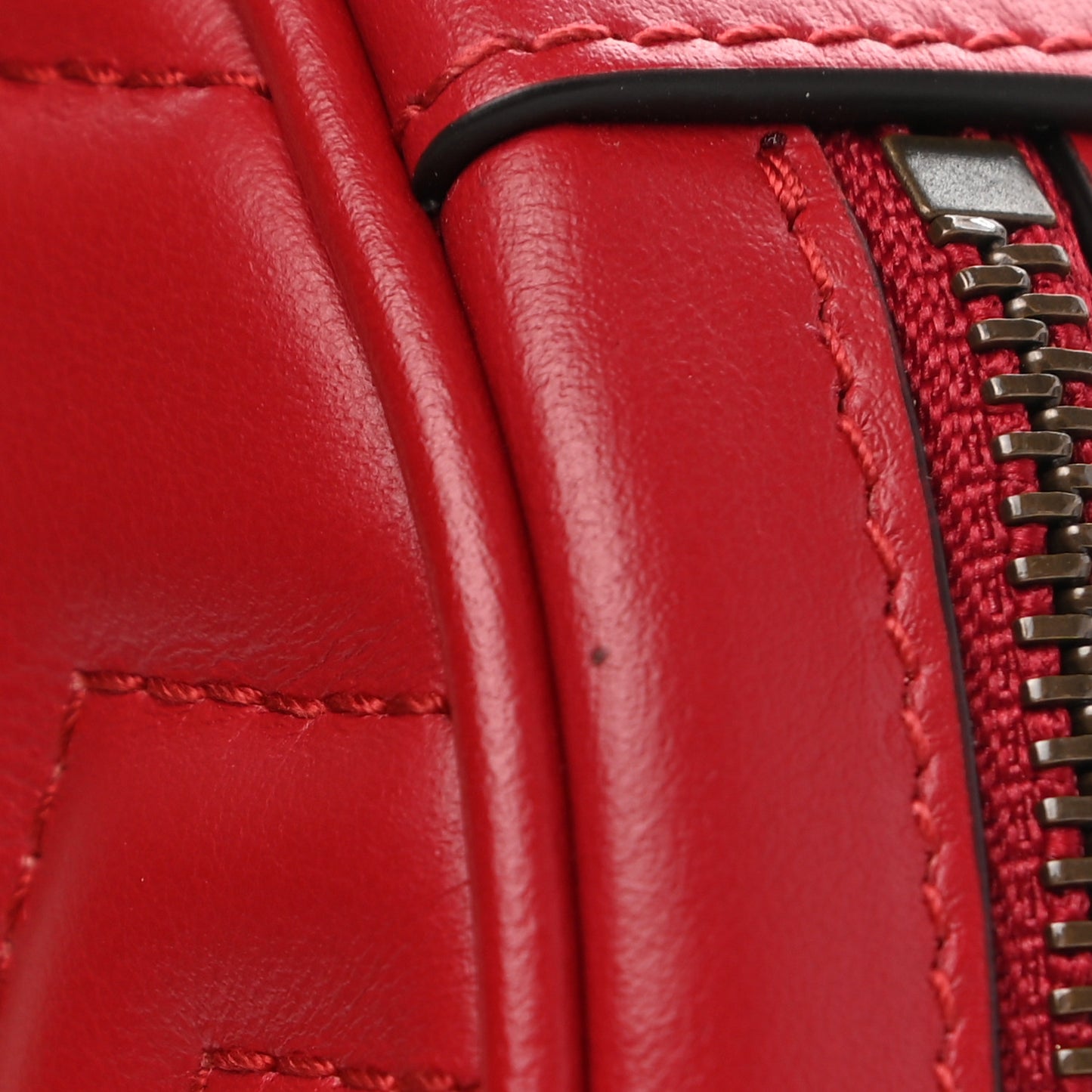 Calfskin Matelasse GG Marmont Round Wrist Wallet Hibiscus Red