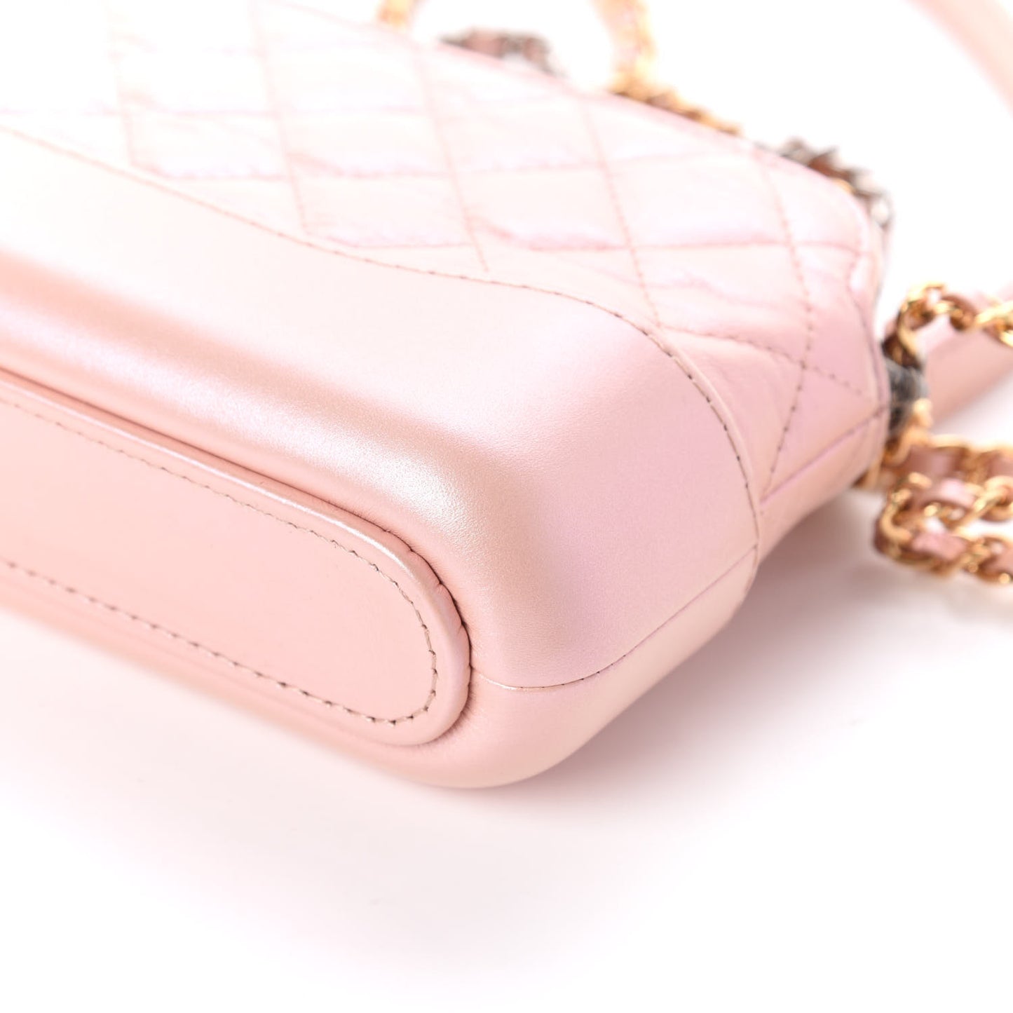 Iridescent Lambskin Calfskin Quilted Small Gabrielle Clutch With Chain Light Pink