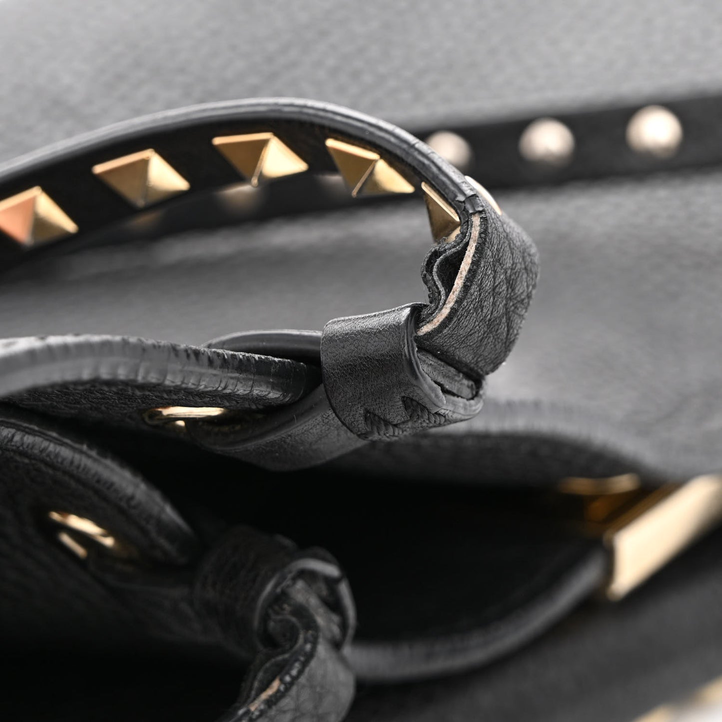 Pebbled Calfskin Medium Rockstud Tote Black