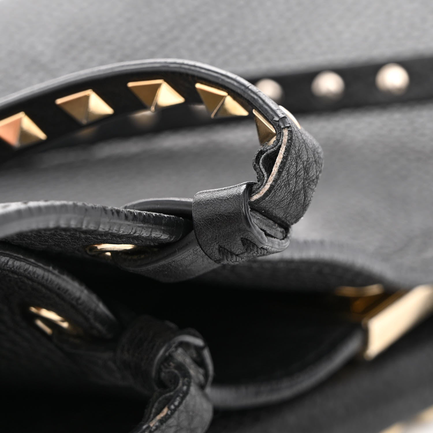 Valentino Garavani Pebbled Calfskin Medium Rockstud Tote Black 18 of 20