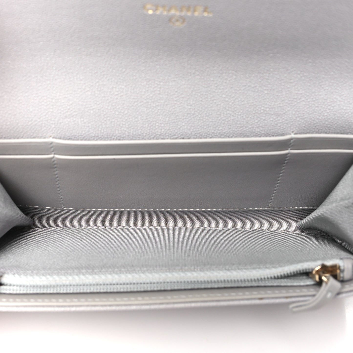 Caviar Quilted Medium Boy Flap Walle Light Grey