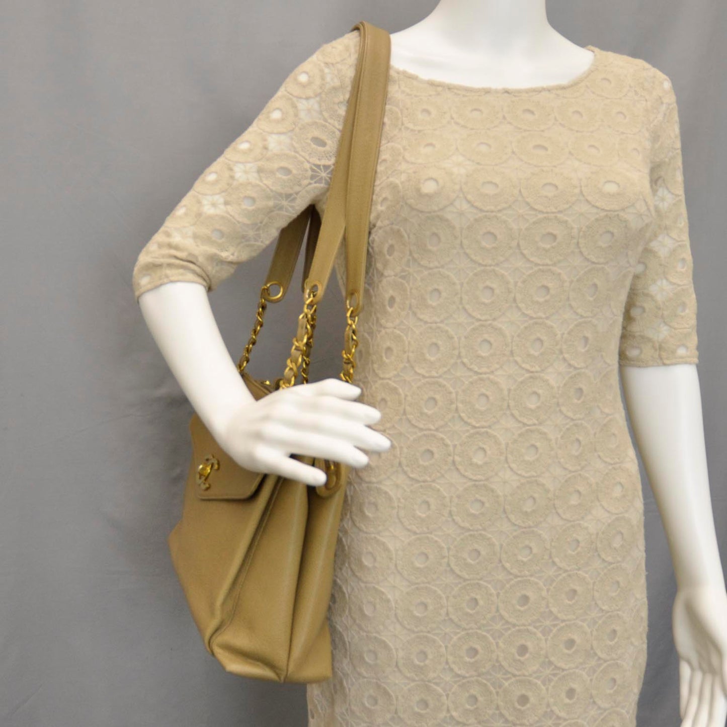Caviar Shoulder Bag Beige GHW