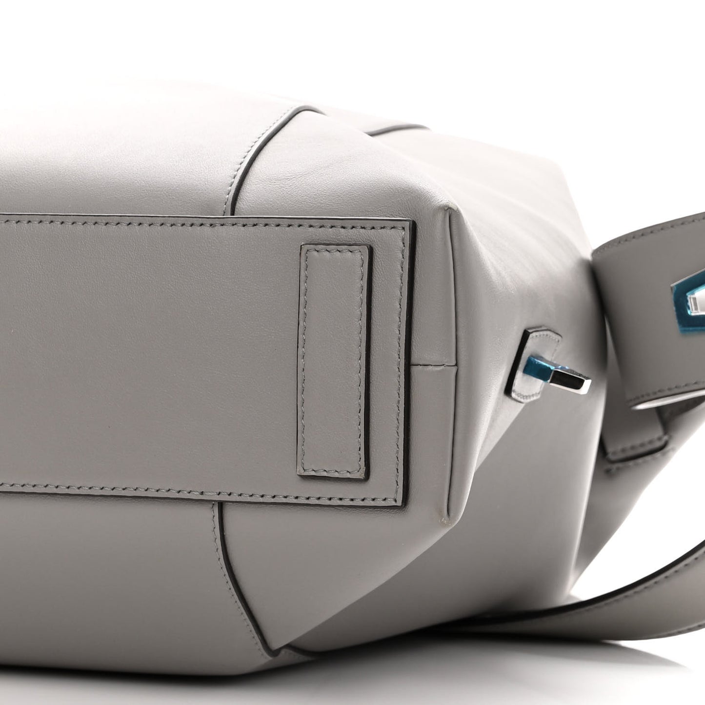 Soft Calfskin Medium Soft Antigona Pearl Grey