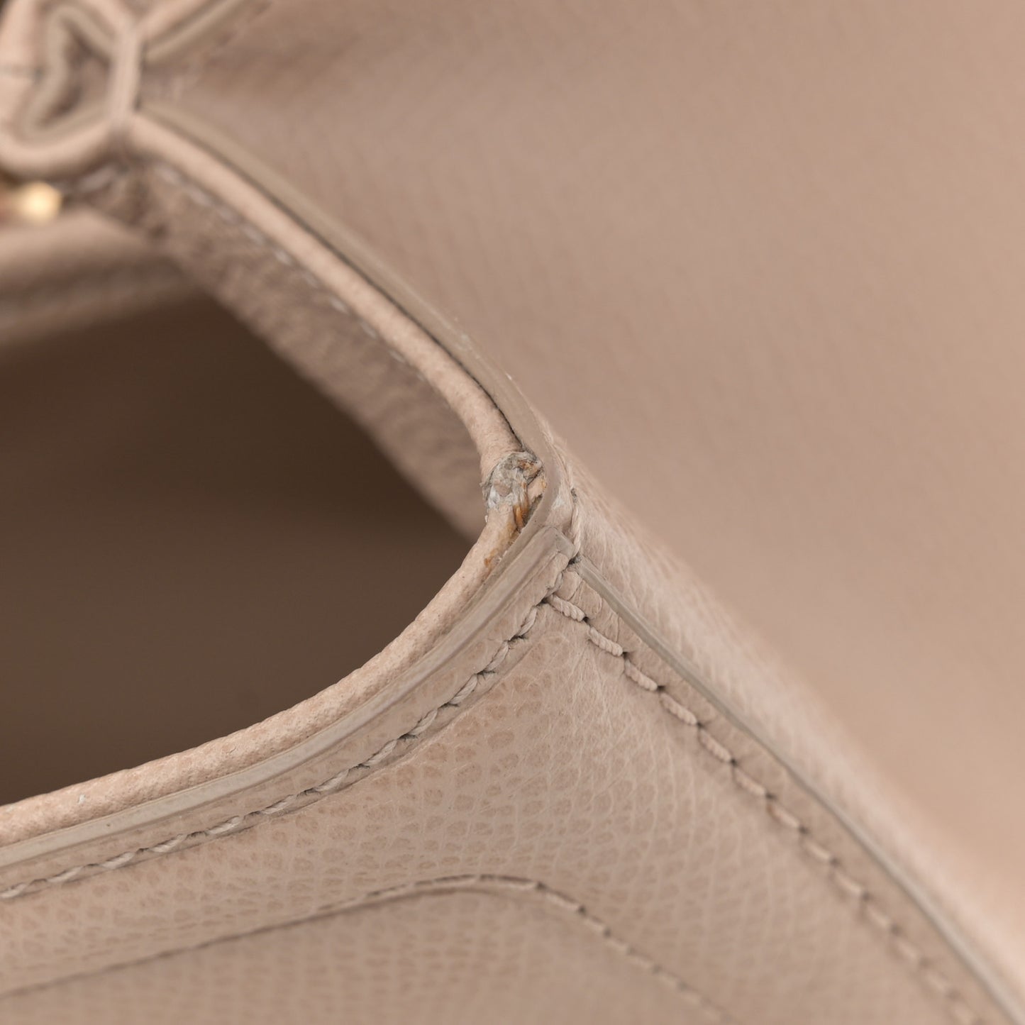 Hammered Calfskin Vara Bow Chain Tote Macadamia