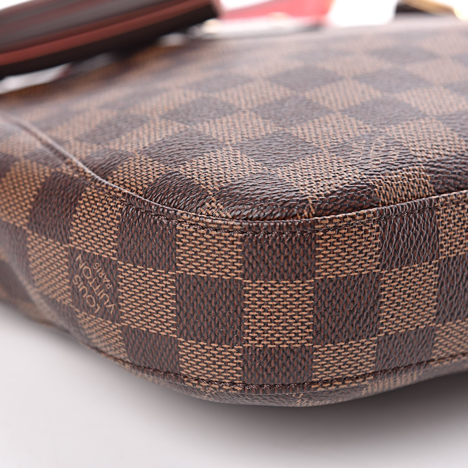 Louis Vuitton Damier Ebene South Bank Besace 9 of 11